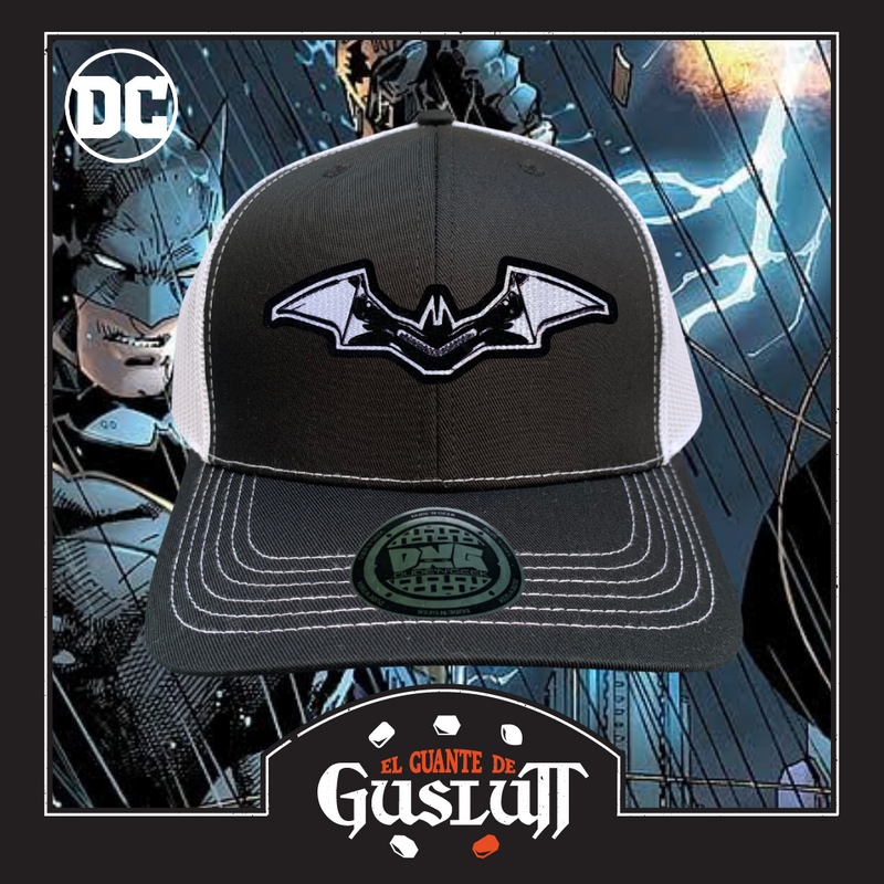 Gorra DC Comics Batman “Black & White Batarang” Negra-Blanca Premium Trucker