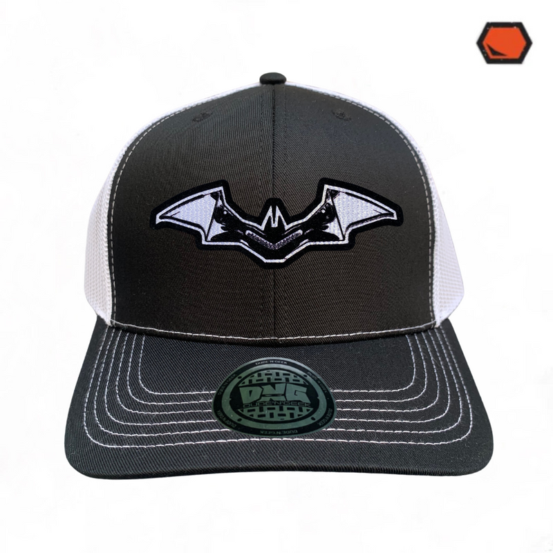 Gorra DC Comics Batman “Black & White Batarang” Negra-Blanca Premium Trucker