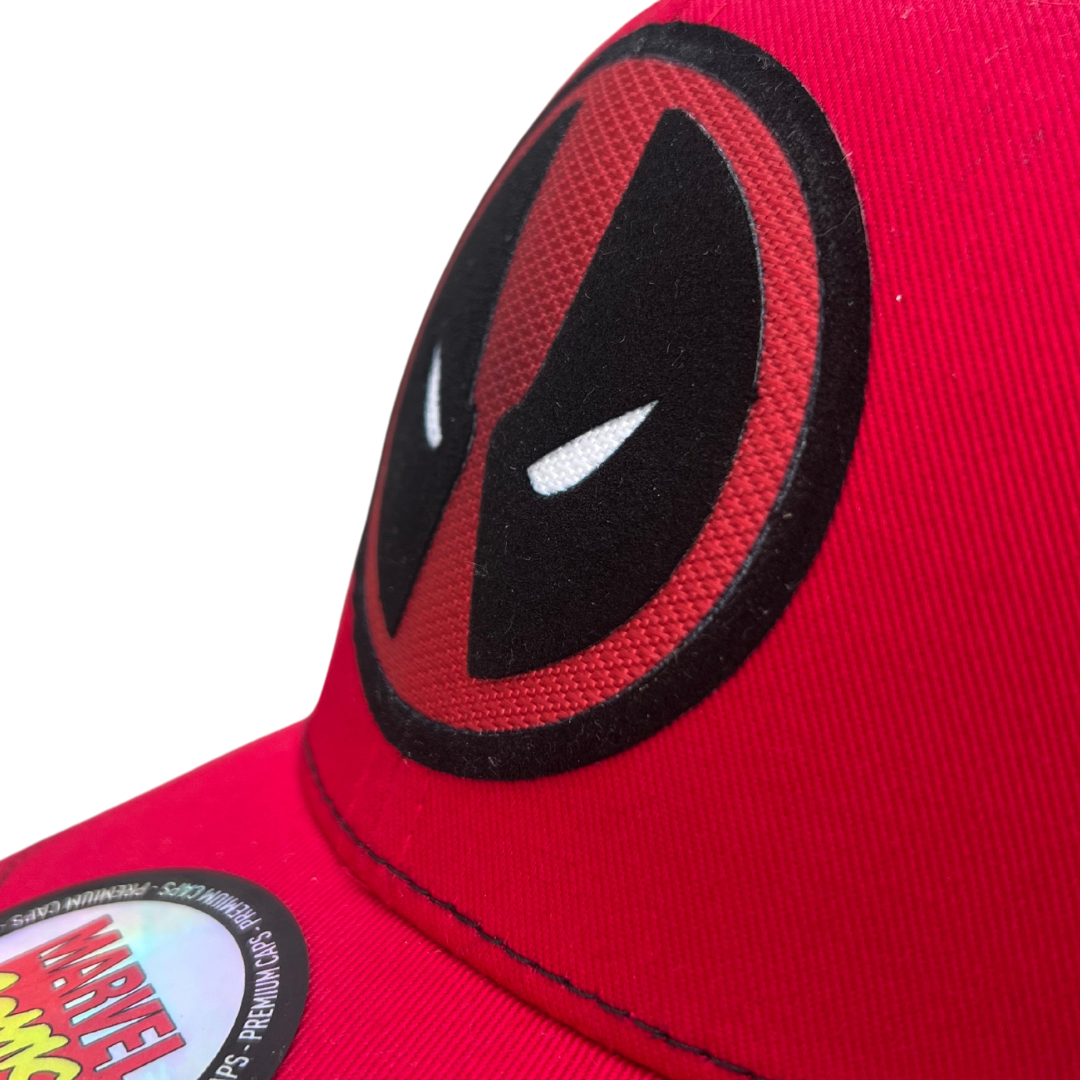 Gorra Marvel “Deadpool” Roja-Negra Premium Trucker