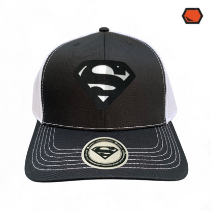 Gorra DC Comics Superman “Black & White” Negra-Blanca Premium Trucker