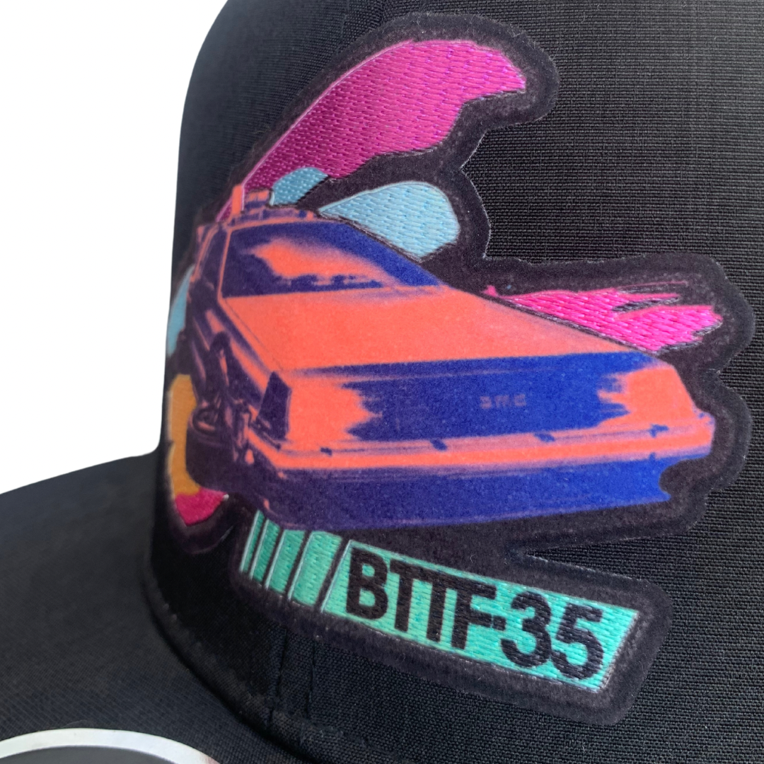 Gorra Back to the Future “Delorean Time Machine 35th Anniversary”  Snapback Negra