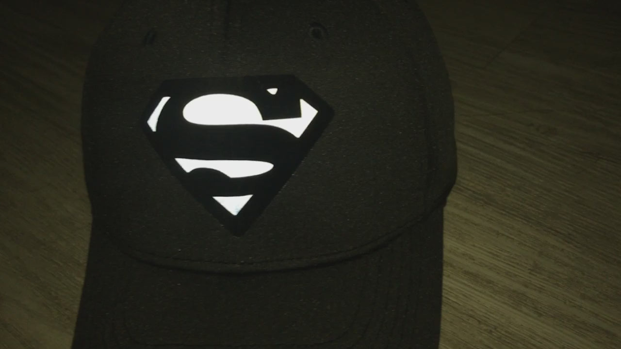 Gorra DC Comics Superman “Reflective Logo” Alpha Negra Premium Flex Fit