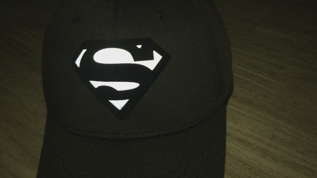 Gorra DC Comics “Superman Reflective Logo” Premium Flex Fit