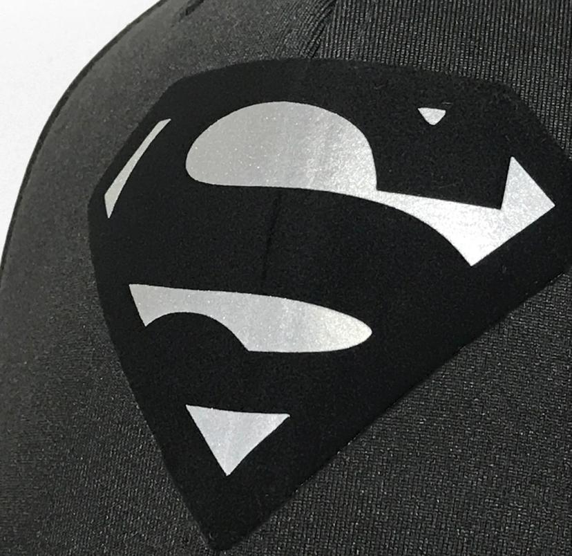 Gorra DC Comics “Superman Reflective Logo” Premium Flex Fit