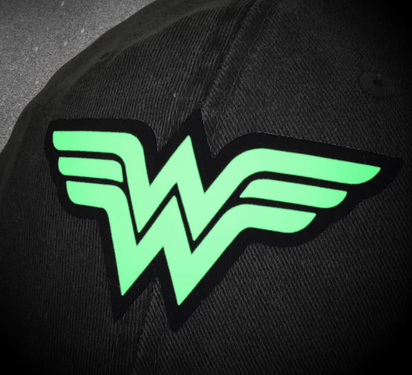 Gorra DC Comics Wonder Woman “Glow in the Dark Logo” Gris Vintage