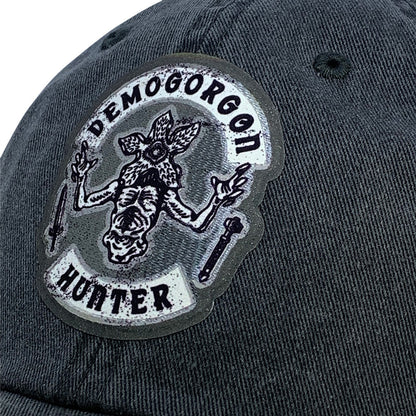 Gorra Stranger Things “Demogorgon Hunter” Gris Vintage